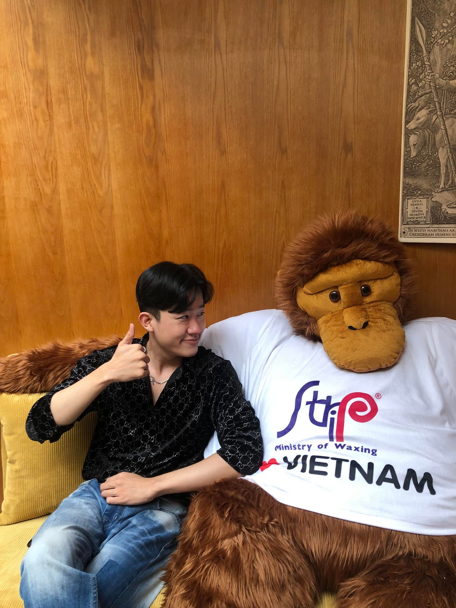 “Hôm nay để Vinh giới thiệu với mọi người một địa điểm chăm sóc bản thân siêu xịn, giá cả hợp lý mà dịch vụ thì khỏi phải bàn luôn nè. Ai hỏi tui ở đâu thì tui trả lời ngay là Strip nha cả nhà ơi. Dịch vụ waxing cao cấp, nhân viên dễ thương, nhiệt tình mà còn thêm chiếc view xịn xò tầng thượng đỉnh của đỉnh luôn. Mọi người mau đến trải nghiệm ngay nhá!!!!”
LÊ HUỲNH KHÁNH VINH